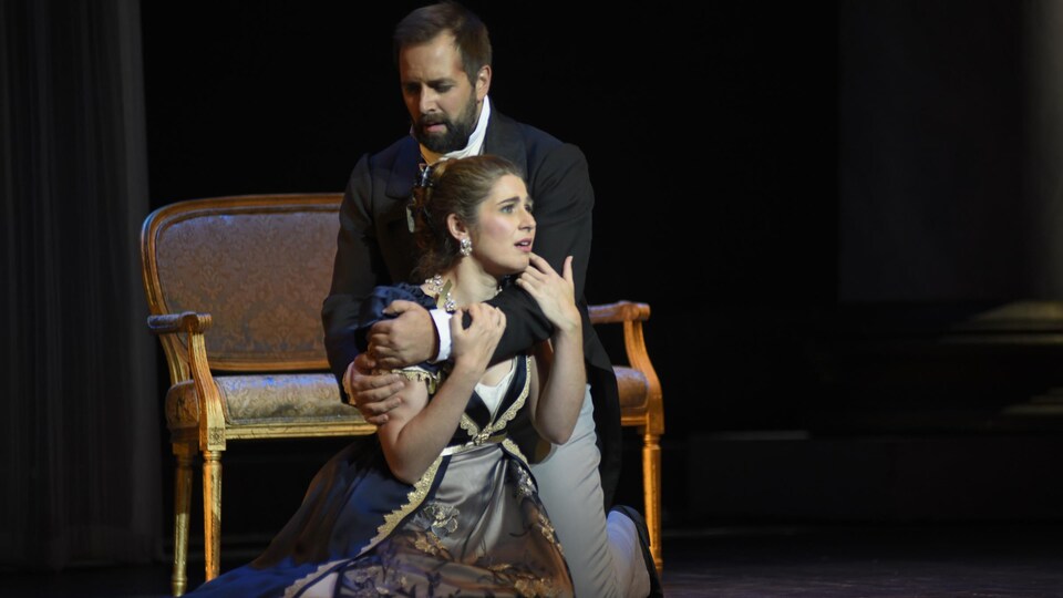 Étienne Dupuis et Nicole Car dans une scène de l'opéra Eugène Onéguine, présenté à l'Opéra de Montréal.
