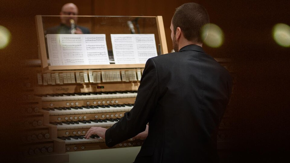 Un homme joue de l'orgue lors d'un concert. 