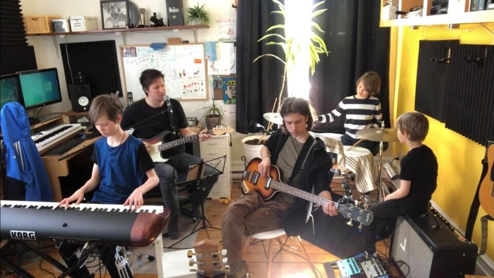 L'auteur-compositeur-interprète Manuel Gasse, chez lui, en train de faire de la musique avec ses garçons.