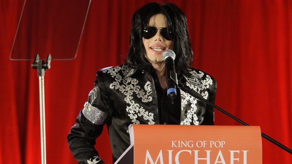Michael Jackson en conférence de presse lors de l'annonce de sa tournée This is it en 2009.