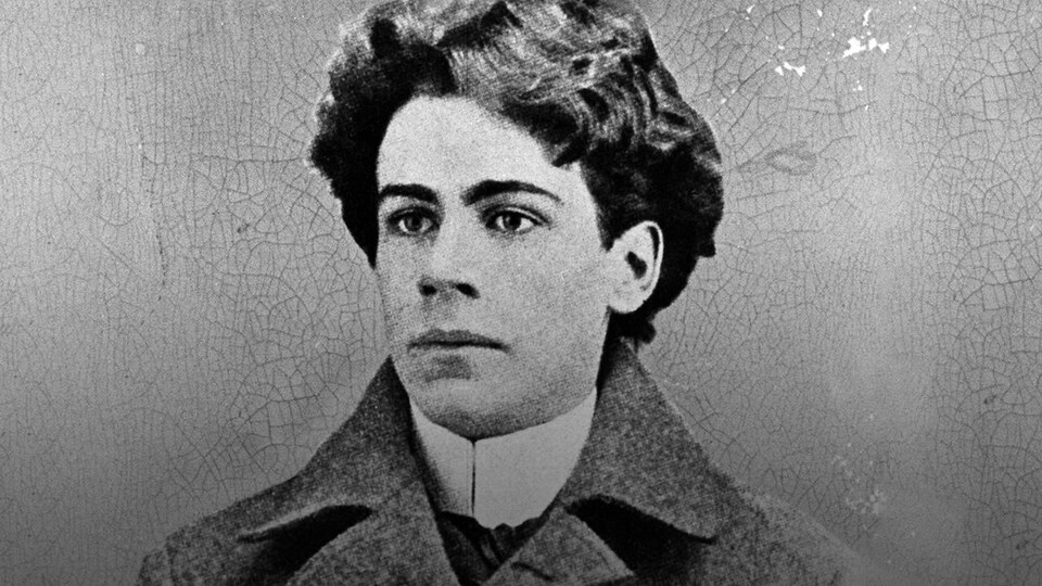 Émile Nelligan photographié en noir et blanc en 1899.