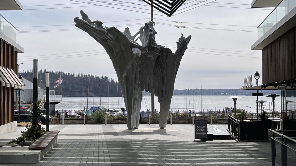 La sculpture Tree Snag de l'artiste Douglas Coupland est installée sur le bord de l'eau à Ambleside à West Vancouver