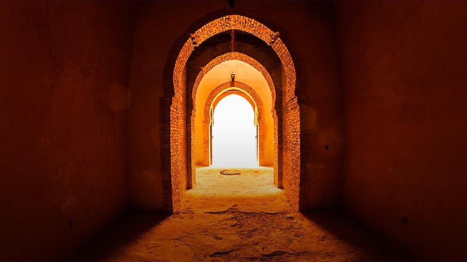 Photo d'une porte de style oriental illuminée de l'extérieur