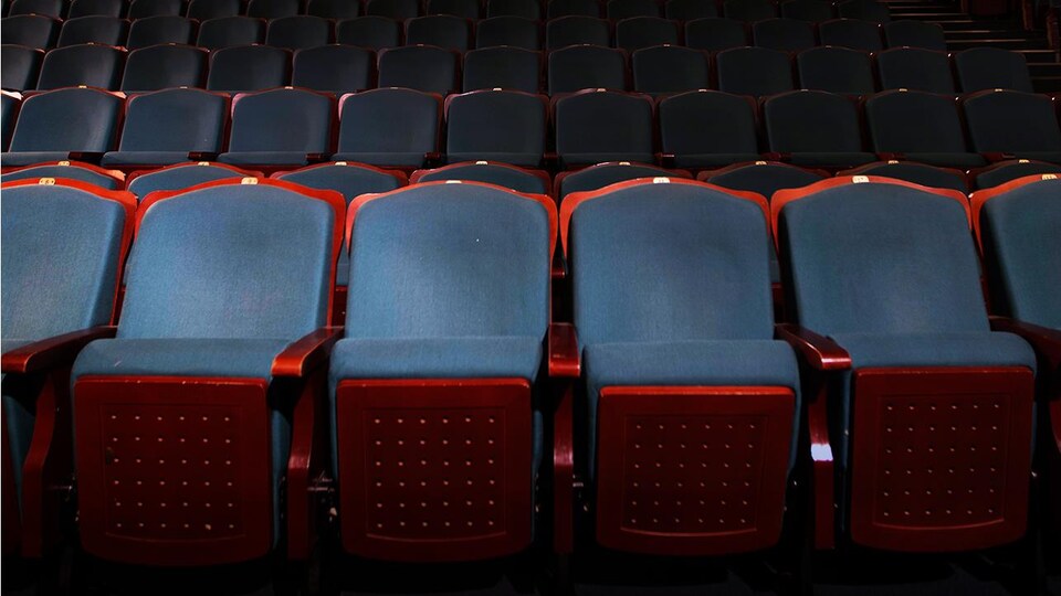 Une salle de spectacle vide.