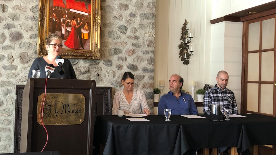 Conférence de presse du Relais pour la vie de Baie-Comeau. De gauche à droite : Maude Roussel, relationniste ; Stéphanie Tremblay, présidente du comité organisateur ; Yvan Lajoie, président d'honneur
et Daniel Mazerolle, porteur d'espoir.