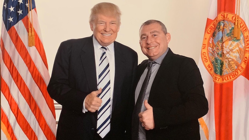 Donald Trump et Lev Parnas, tout sourire, lèvent un de leurs pouces.