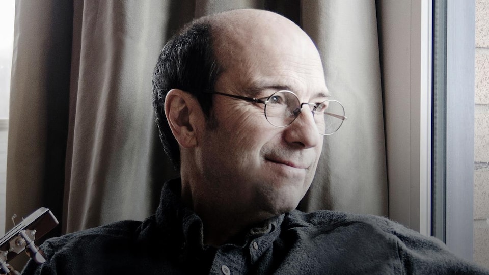 L'auteur-compositeur-interprète et animateur, Michel Rivard, anime La chaîne musicale à ICI Musique.