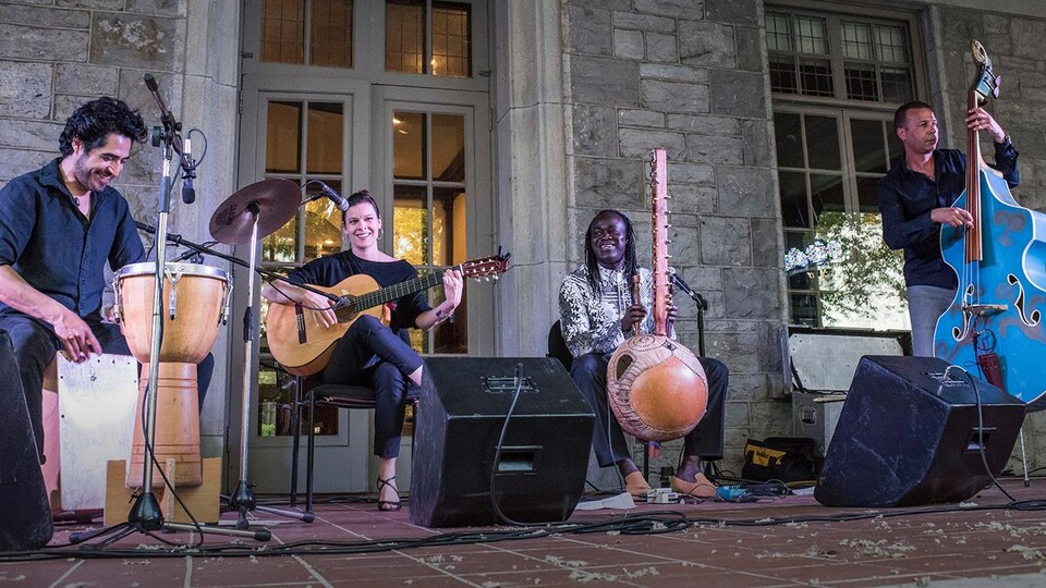 Le musicien Zal Sissokho et son groupe.