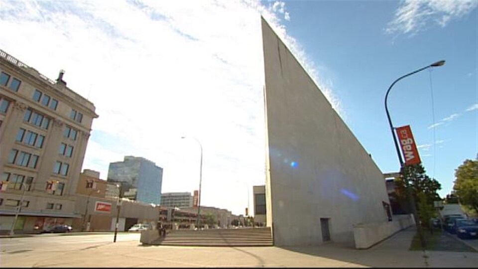 Photo de l'édifice du Musée des beaux-arts de Winnipeg, une journée ensoleillée d'été.