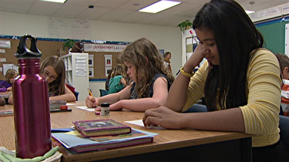 Les élèves de 5e année de l'École élémentaire catholique des Voyageurs, à Ottawa, écrivent une lettre au premier ministre Harper.
