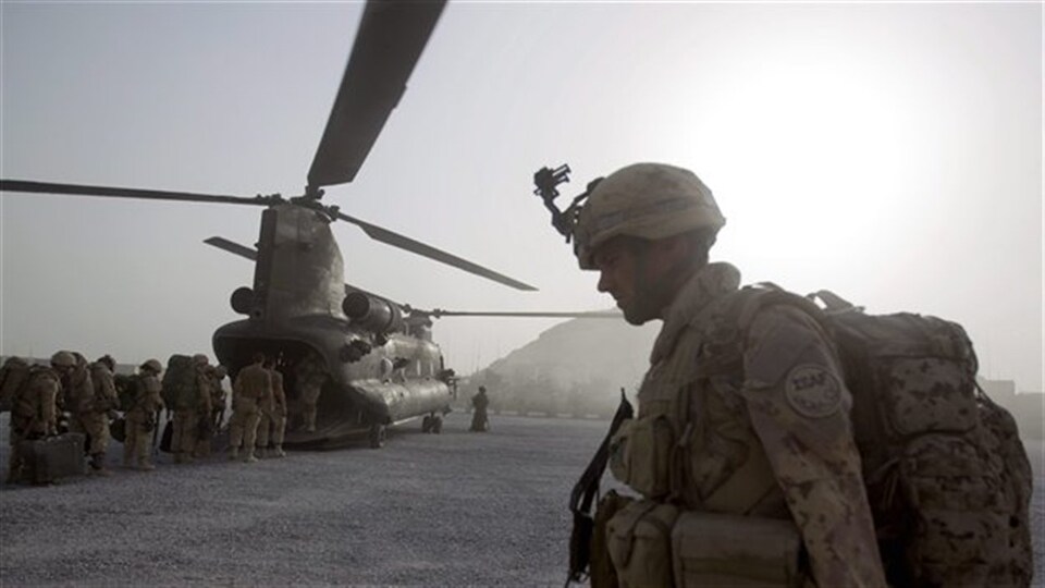 Un soldat marche vers un hélicoptère en Afghanistan.