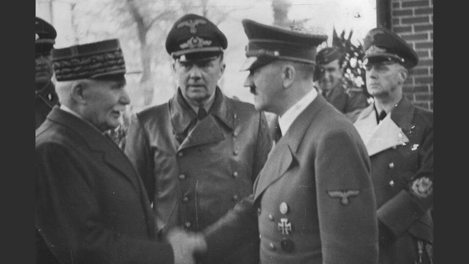 Le maréchal Pétain et Adolf Hitler se serrant la main le 24 octobre 1940.