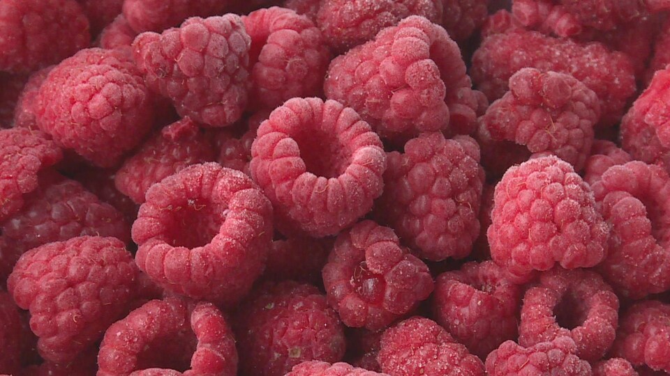 Des framboises les unes sur les autres.