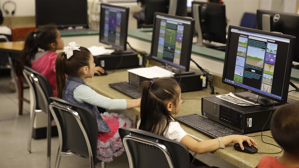 Des élèves apprennent à l'ordinateur.