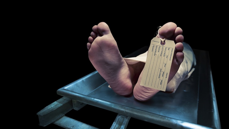 Vue des pieds d'un corp à la morgue.