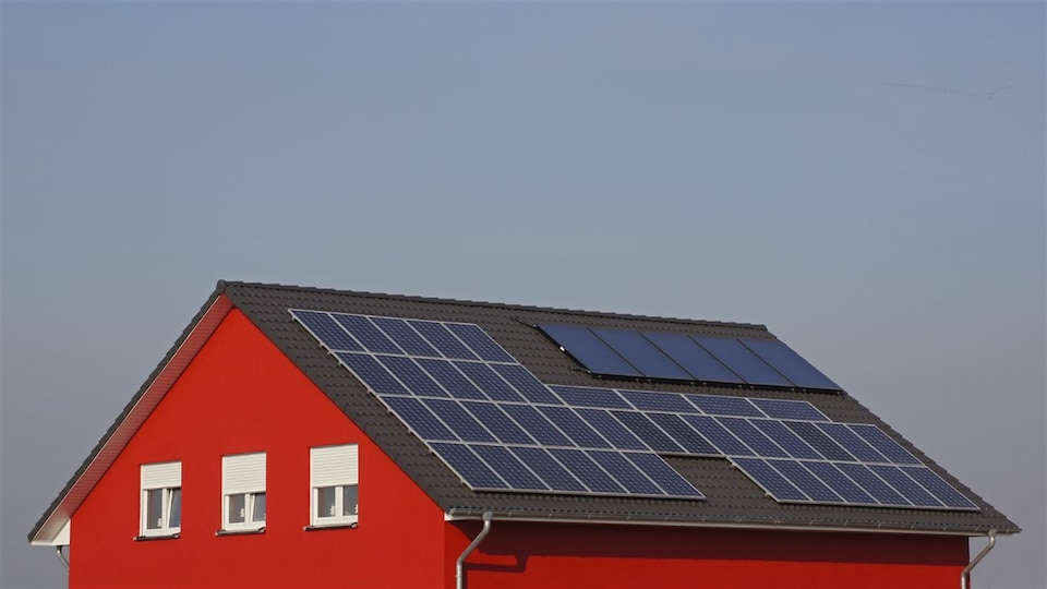 Une maison équipée de panneaux solaires