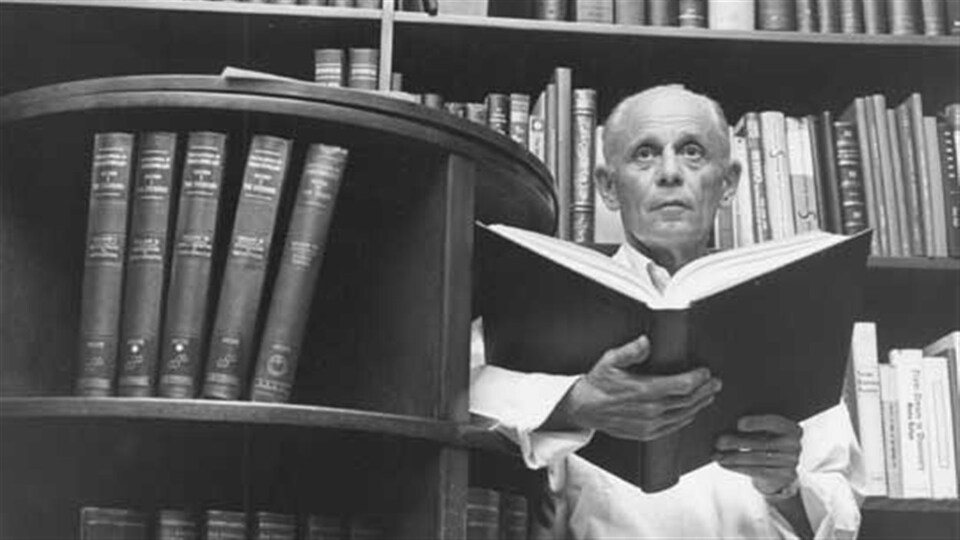 Hans Selye devant sa bibliothèque