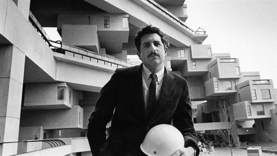 L'architecte Moshe Safdie devant Habitat 67.