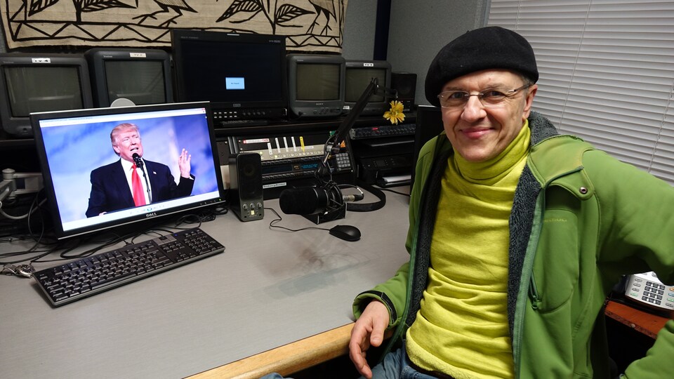 Jean Bisping pose dans le studio où il réalise ses interprétations.