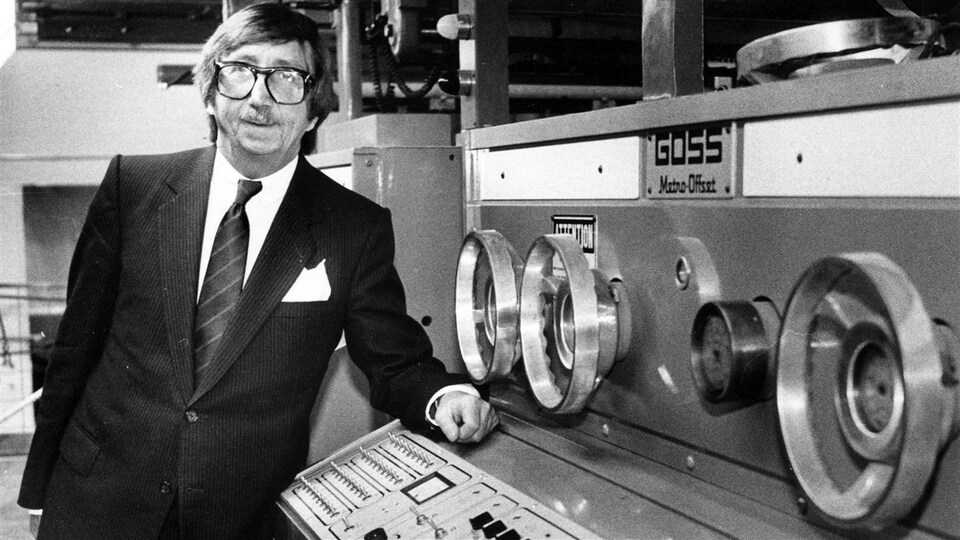 Pierre Péladeau pose en 1985 devant les presses servant à imprimer <i>Le Journal de Montréal</i>.