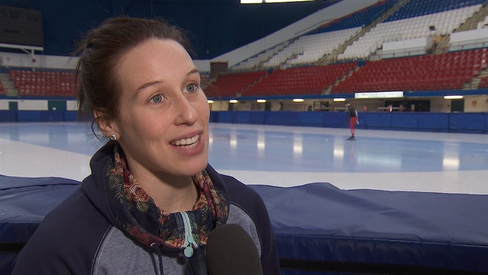 Elle donne une entrevue près de la glace.