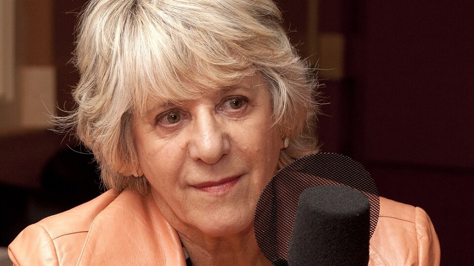 La femme est en entrevue à la radio.