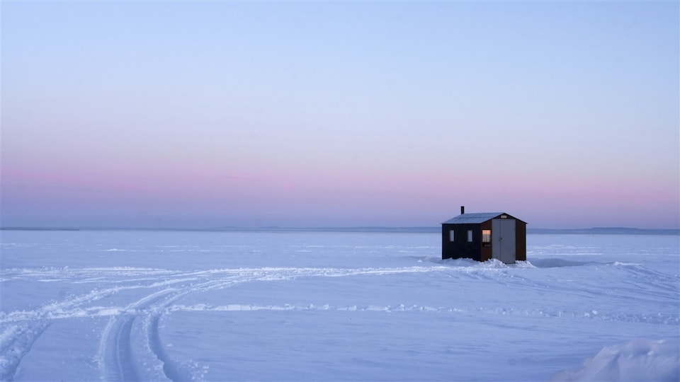 Une cabane de pêche sur la glace