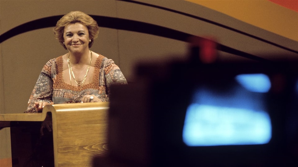 Lise Payette dans un studio de télévision le 23 juillet 1974
