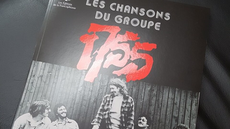 Toutes les paroles et les partitions des chansons de 1755 dans un livre