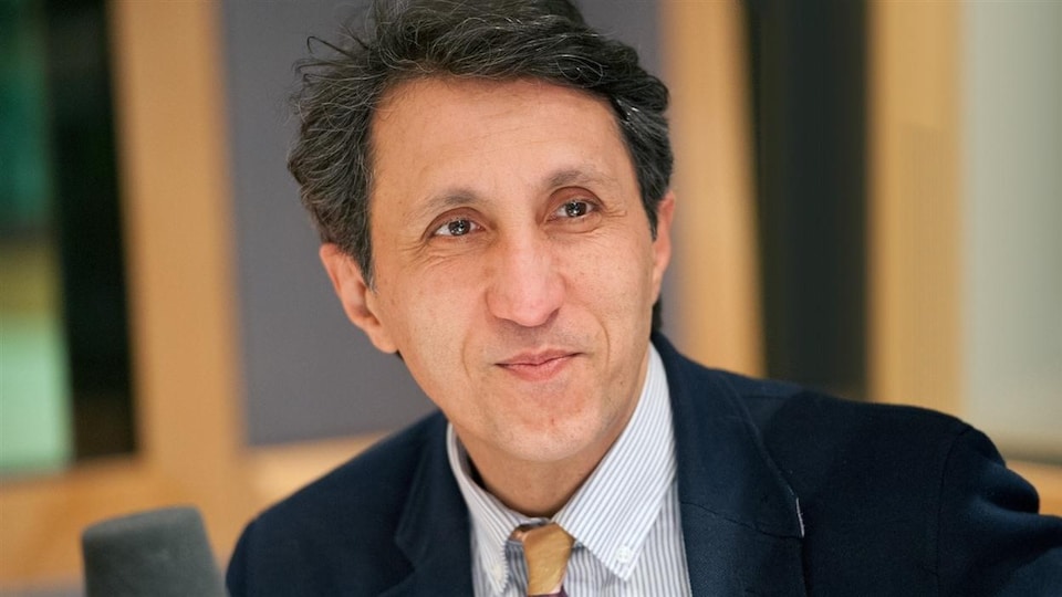 Amir Khadir, ancien député de Mercier pour Québec solidaire devant un microphone.
