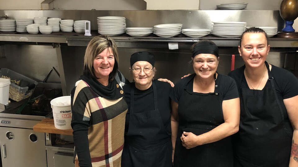 Portrait de Sandra Blais et son équipe de cuisinières