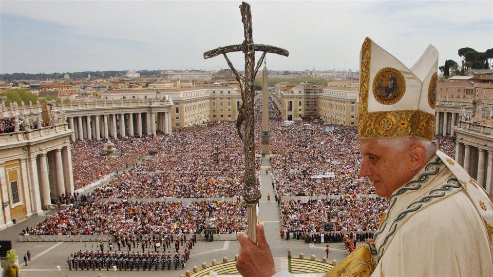 Le pape Benoît XVI lors de sa bénédiction urbi et orbi, place Saint-Pierre, en 2006.