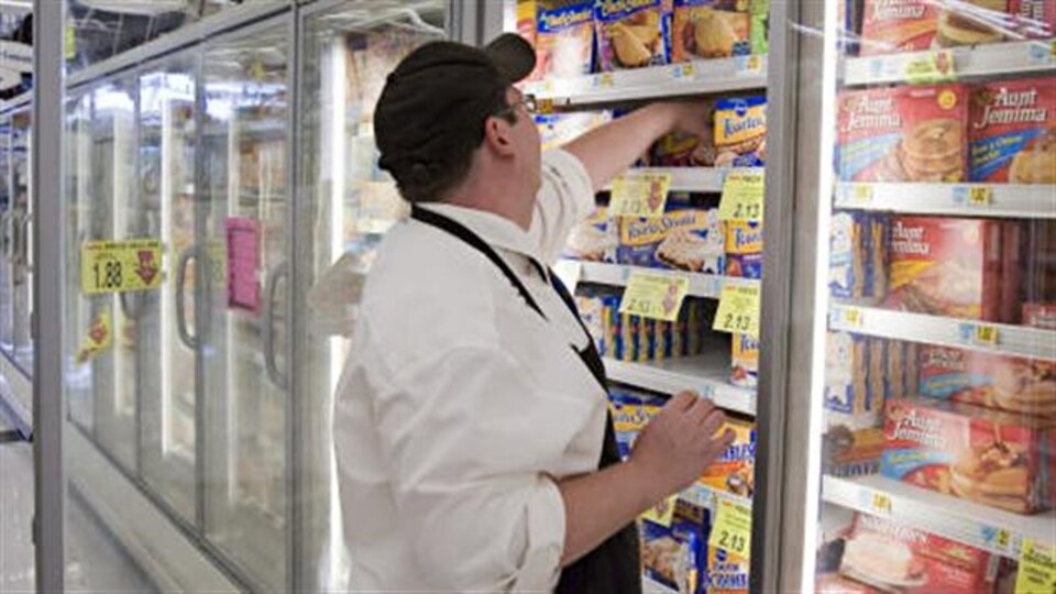 Un commis d'épicerie