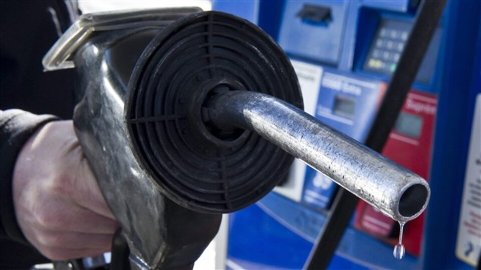 La taxe carbone s'applique en Alberta sur de nombreux carburants, dont l'essence ordinaire.