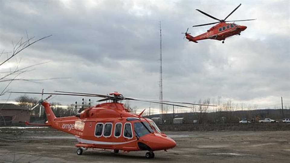Des hélicoptères du service d'ambulances aériennes ORNGE.