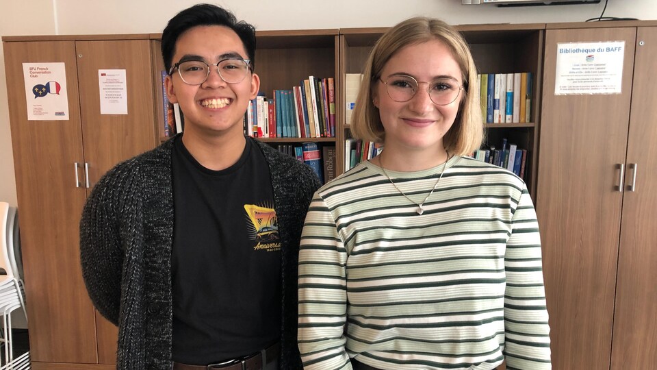Aaron Latay et Corinne Blumenthal se sourient devant une bibliothèque de livres du BAFF.