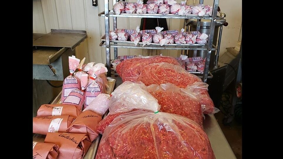Une table remplie de viande prête à viande
