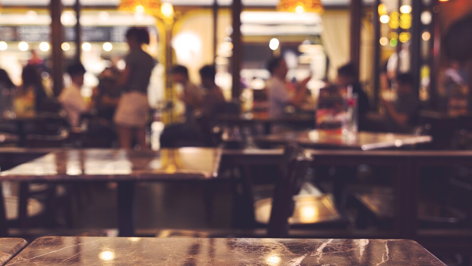 Un restaurant avec de nombreux clients qui mangent