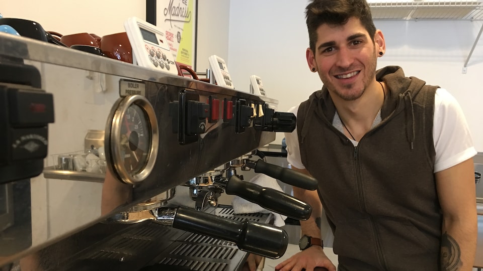 David Lalonde pose devant sa machine à café.
