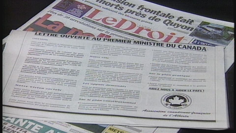 Un tas de journaux montréalais, dont un ouvert à la page où se trouve une lettre ouverte au premier ministre du Canada