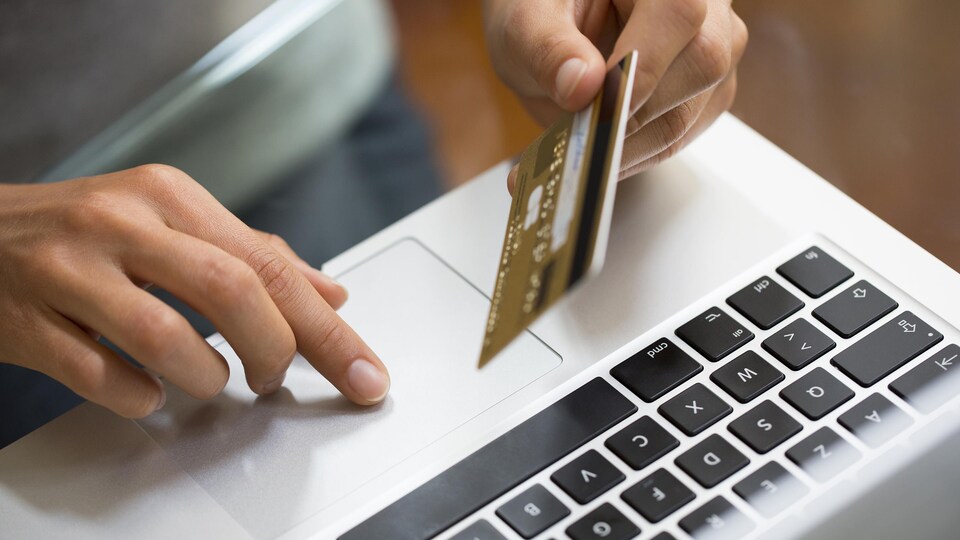 Une femme fait un achat en ligne.