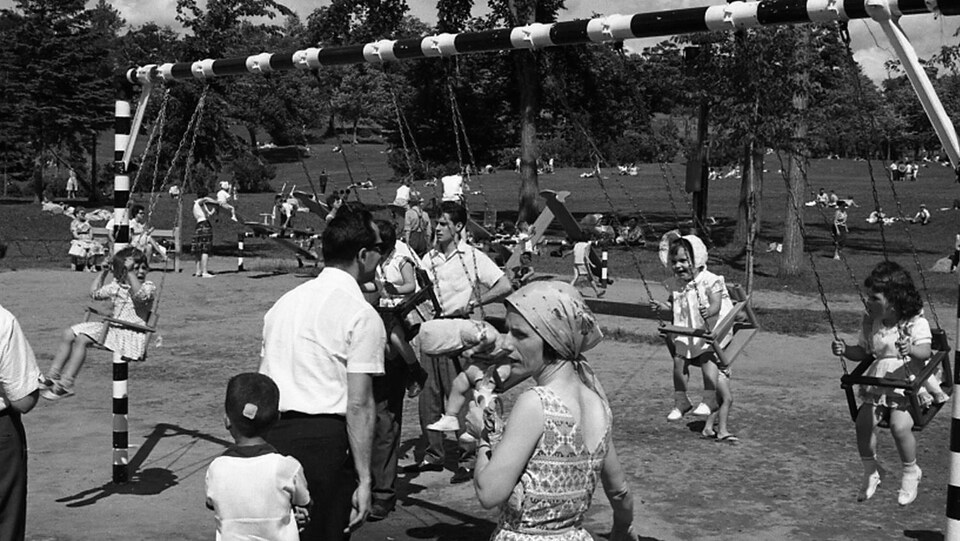 Photo noir et blanc de 1970, des gens s'amusent dans un parc