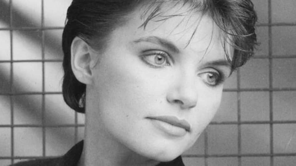 Photo en noir et blanc de Diane Tell alors qu'elle semble âgée dans la jeune vingtaine.
