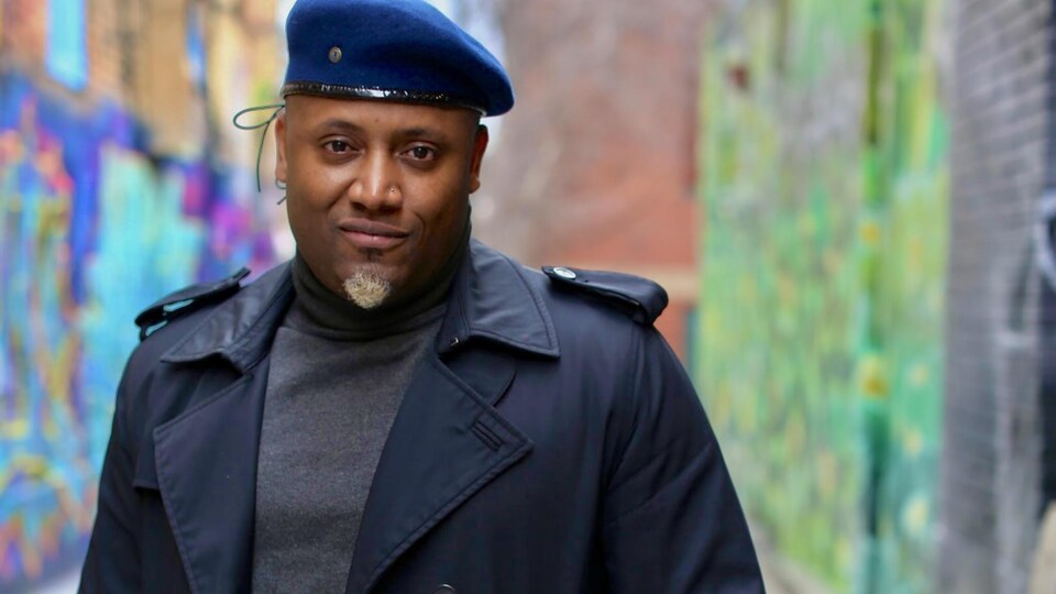 Abel Maxwell, une ruelle avec des graffitis colorés en arrière-plan