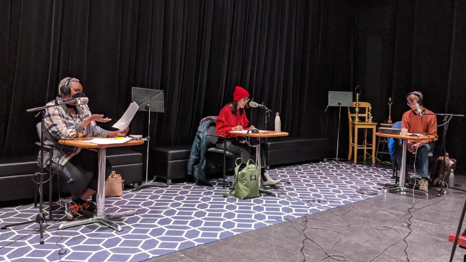 Les comédiens sont dans la salle du Théâtre du Nouvel-Ontario, ils travaillent chacun à leur propre table pour respecter les consignes de distanciation sociale