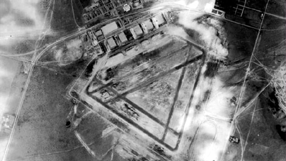 Une ancienne photo d'un petit aéroport vu des airs.