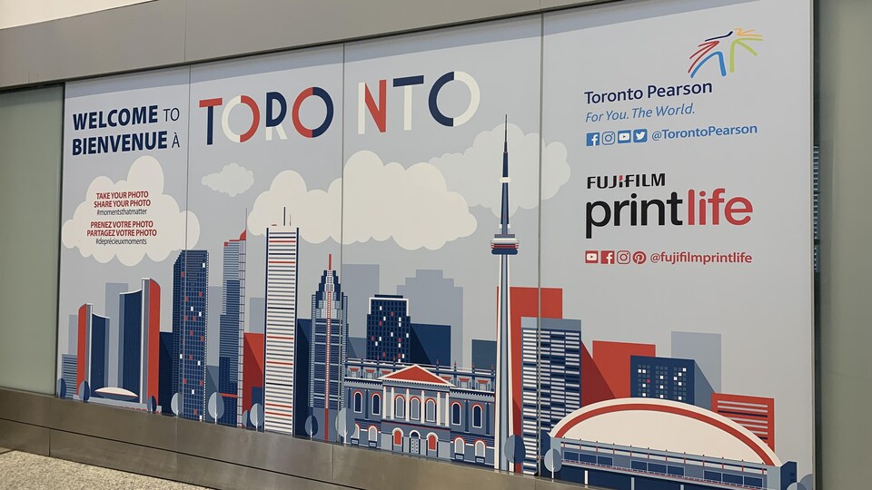 Un projet a été mis sur pied par le Centre Francophone de Toronto pour accueillir les immigrants francophones à l'aéroport Pearson. La photo montre la bannière de Bienvenue de l'aéroport Pearson