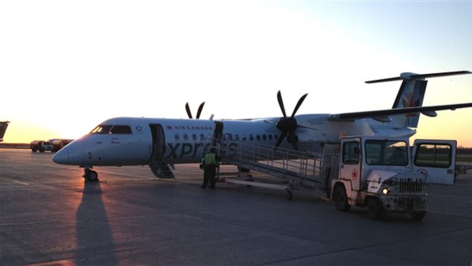 Un avion sur la piste d'atterrissage de l'aéroport de Sept-Îles.