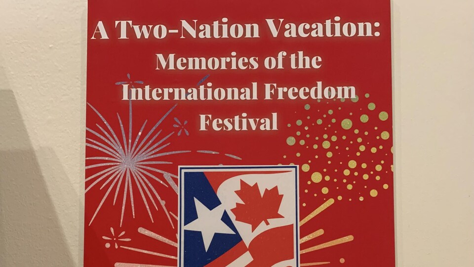 Affiche sur lequel se retrouve des feux d'artifices et le logo du Festival international de la liberté Windsor-Détroit