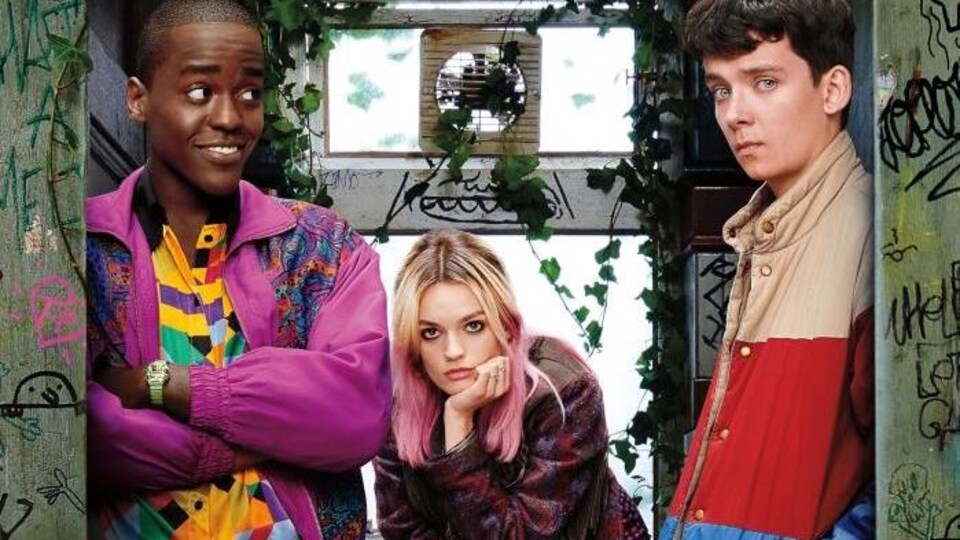 Les trois adolescents regardent partout.